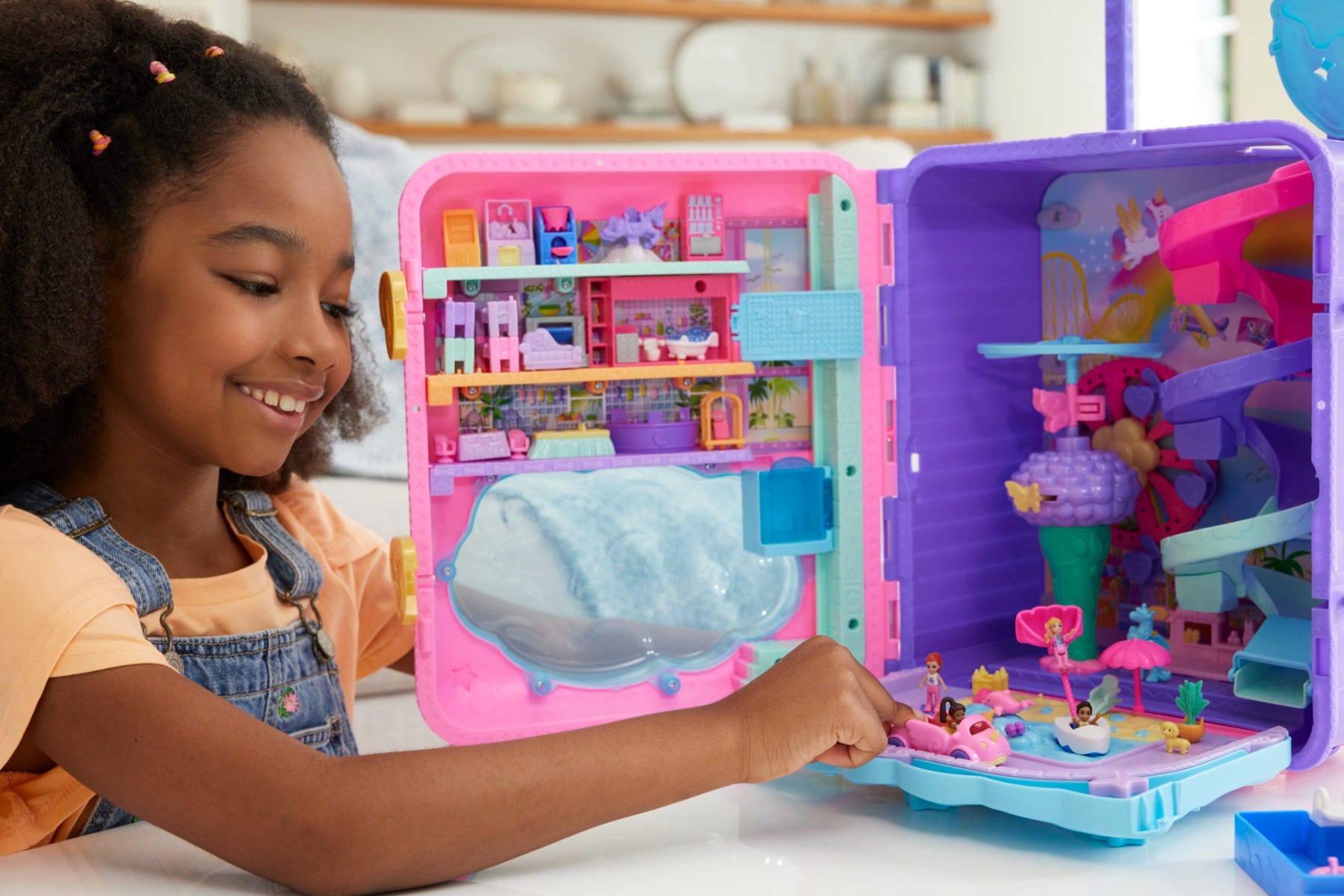 Polly Pocket Pollyville Resort Roll Away